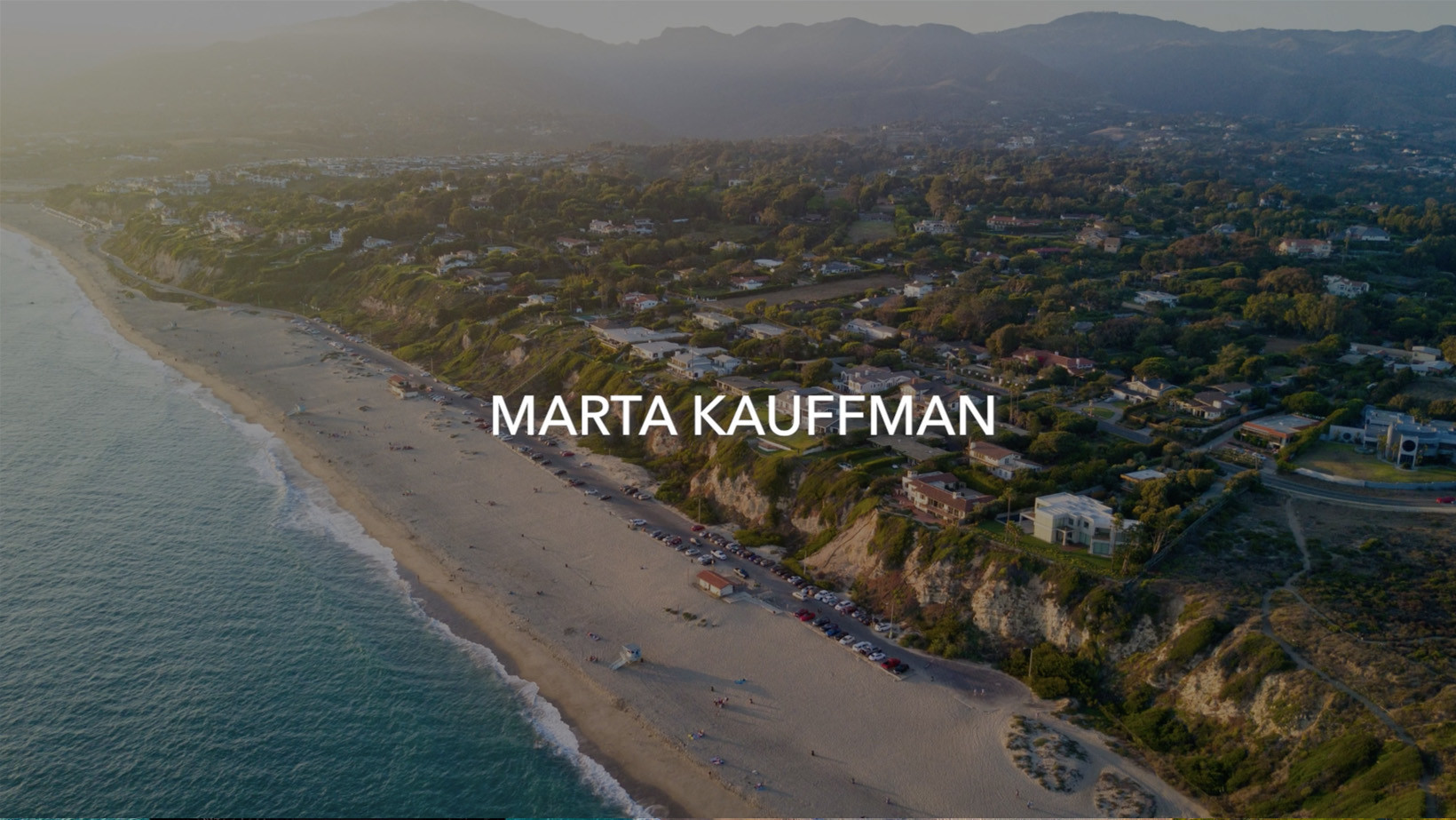 Marta Kauffman, Créatrice de "Friends," Fait Confiance à Coldwell Banker pour Acheter sa résidence de Rêve à Malibu